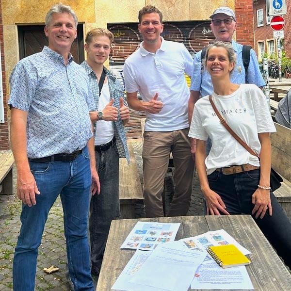Gruppe hat bei ihrem Betriebsausflug Spaß mit Rätseln in der Innenstadt beim Outdoor Escape Room