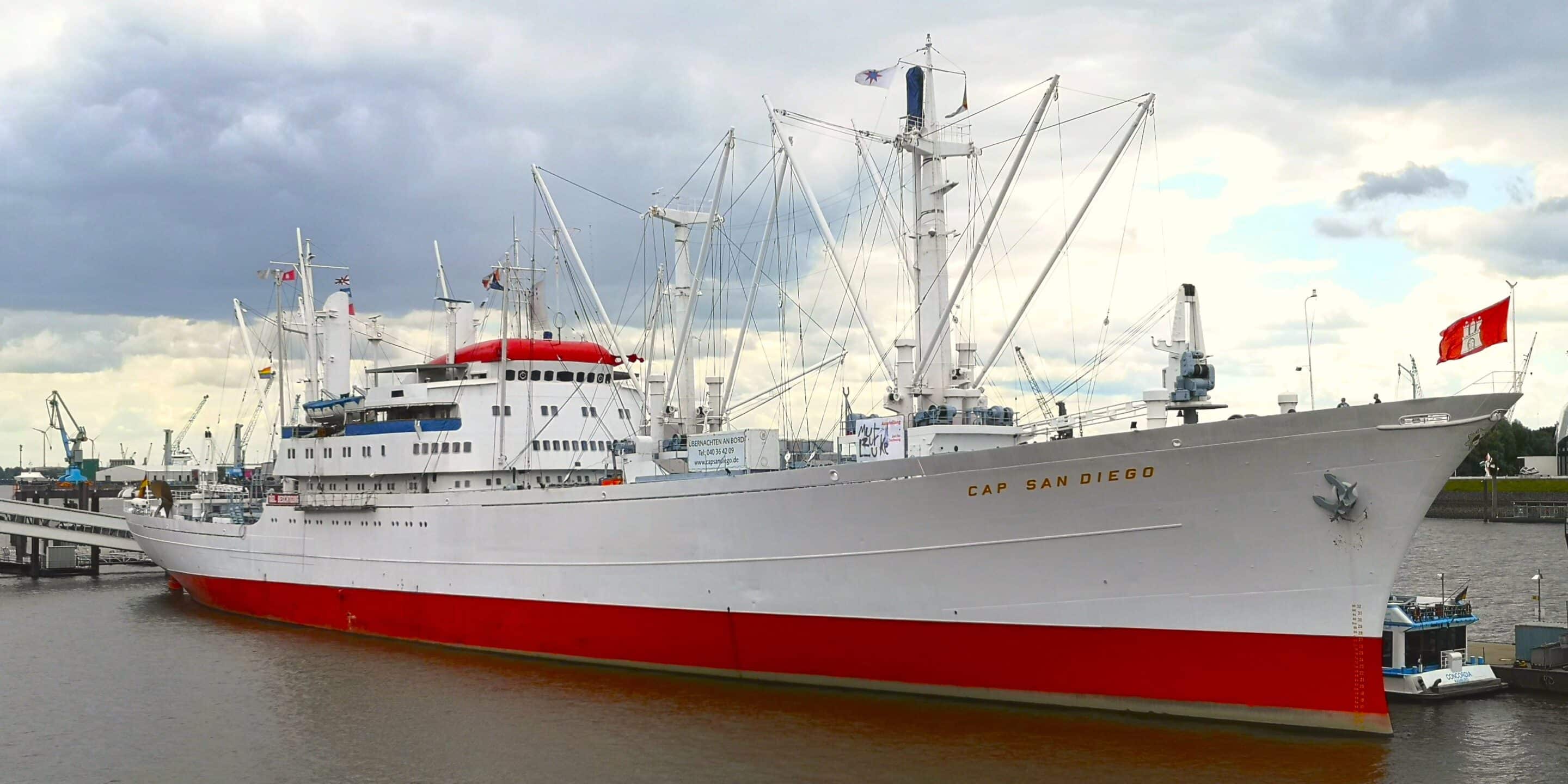 Cap San Diego im Winter Die Cap San Diego ist ein Museumsschiff, das oft auch im Rahmen einer Weihnachtsfeier in Hamburg besucht wird