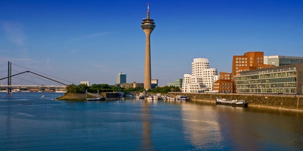 Stadtinformation: Architektur-Highlights im Düsseldorfer MedienHafen Die spektakuläre Architektur der Gehry-Bauten und der hoch aufragende Rheinturm im MedienHafen bilden den perfekten Rahmen für ein modernes Teamevent in Düsseldorf.