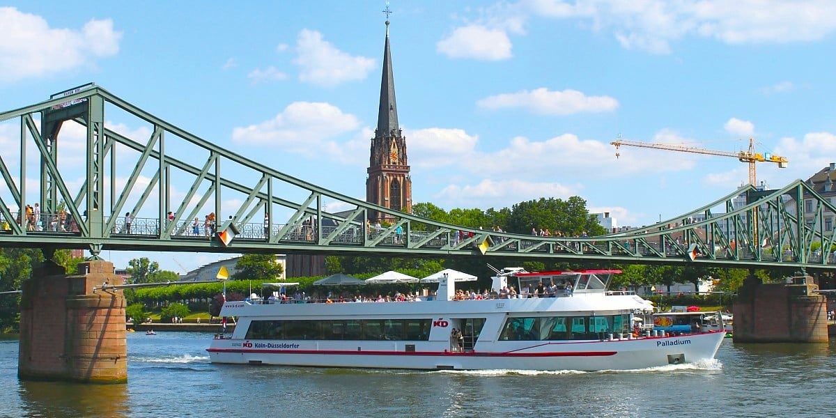 Stadtinformation: Kultur und Main-Panorama in Frankfurt Eine entspannte Panoramafahrt auf dem Main mit Blick auf den Eisernen Steg und die Dreikönigskirche verleiht dem Teamevent in der City einen besonderen Charakter.