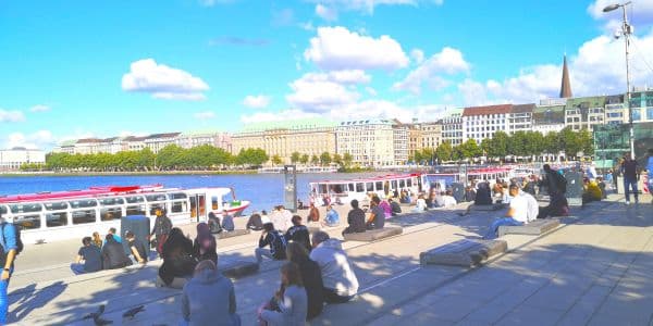 Stadtinformation Hamburg: Blick auf die Binnenalster am Jungfernstieg Der geschäftige Jungfernstieg direkt an der Binnenalster versprüht maritimes Flair und bildet den idealen Startpunkt für einen Betriebsausflug in der Hansestadt.