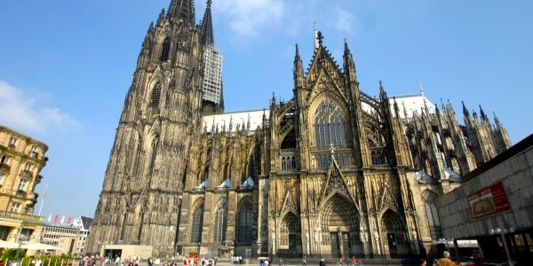 Stadtinformation: Das weltberühmte gotische Wahrzeichen Kölns Das gotische Meisterwerk des Kölner Doms direkt an der belebten Domplatte zieht jährlich Millionen Besucher an und bildet das architektonische Highlight für jeden Betriebsausflug.