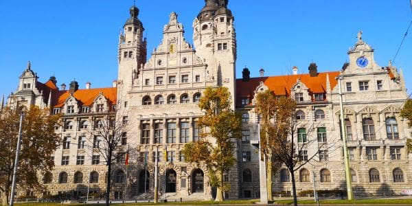 Stadtinformation: Monumentale Vorkriegsarchitektur im Herzen Leipzigs Das monumentale Neue Rathaus mit seinem markanten Hauptturm prägt das Stadtbild und bietet eine beeindruckende Kulisse für ein abwechslungsreiches Teamevent in Leipzig.